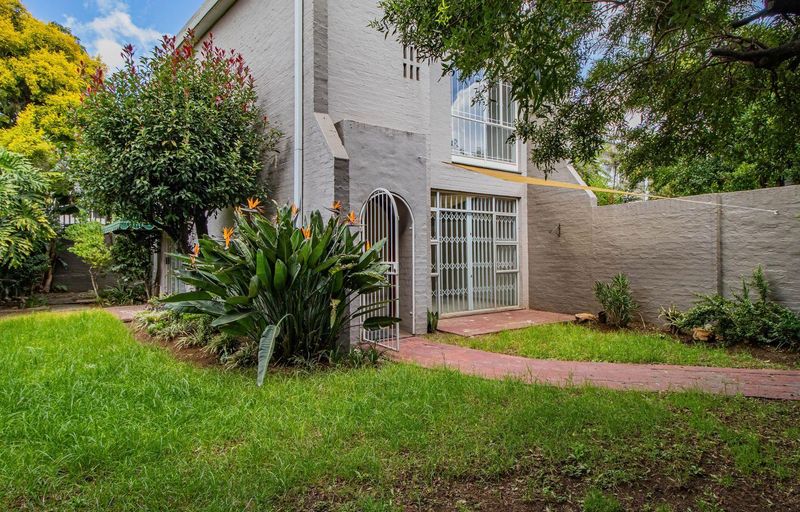Discover Modern Comfort in This Renovated Duplex Townhouse!