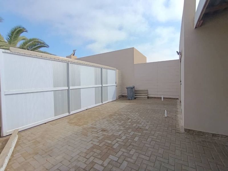 For Sale - Walvisbay (House with 2 bedroom flat) - Photo 4