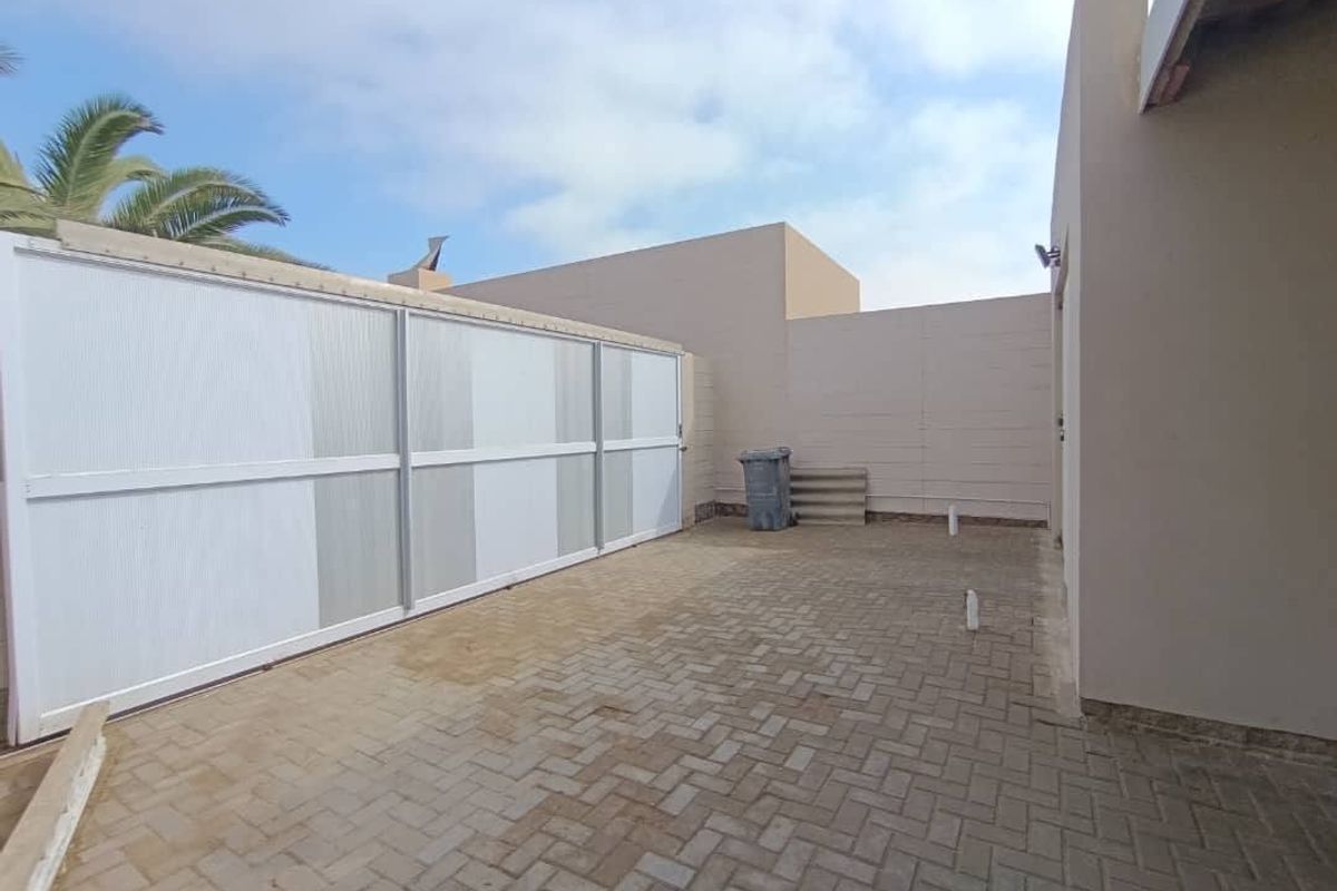 For Sale - Walvisbay (House with 2 bedroom flat) - Photo 4