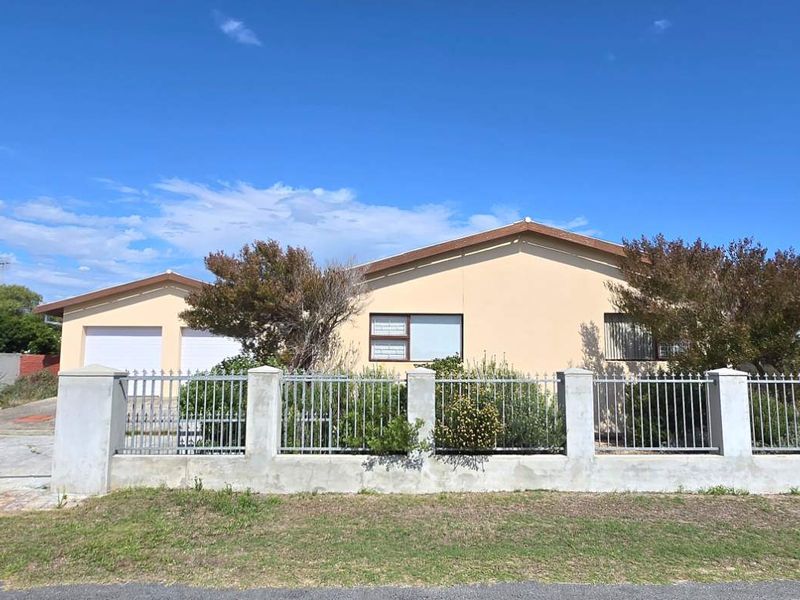 Spacious Entertainer’s Dream Home in Franskraal with Mountain Views and Exceptional Value - Photo 2