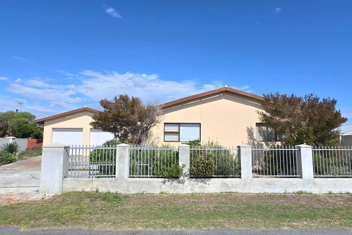 Spacious Entertainer’s Dream Home in Franskraal with Mountain Views and Exceptional Value - Photo 2