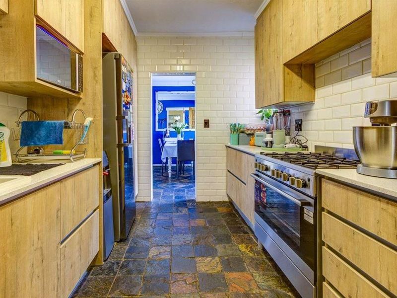 Large family home with pool - Photo 8