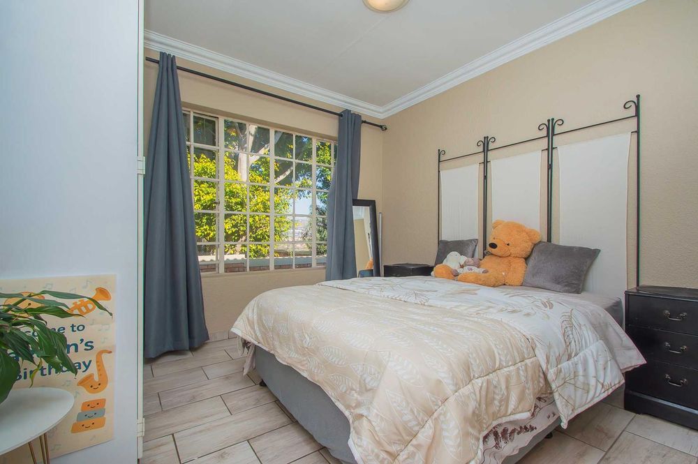 Well sized 2nd bedroom 