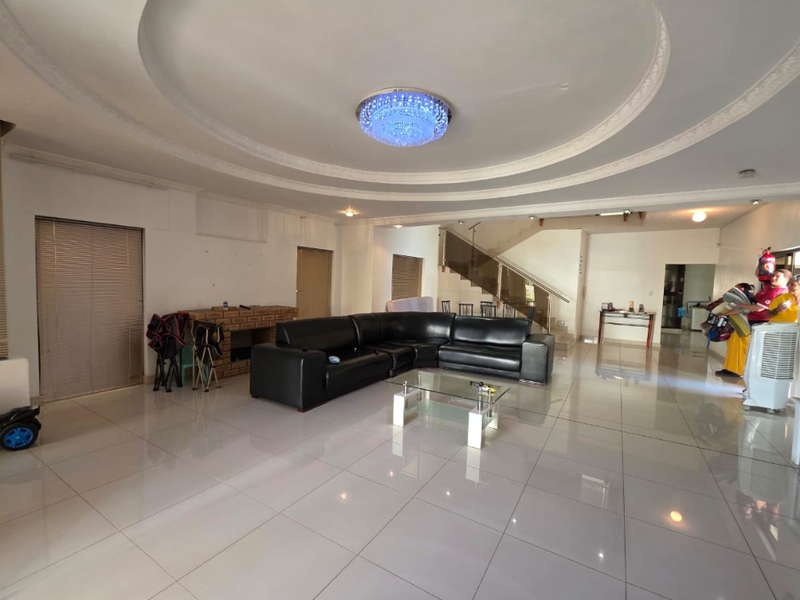 6-Bedroom House For Sale | Cimbebasia - Photo 4