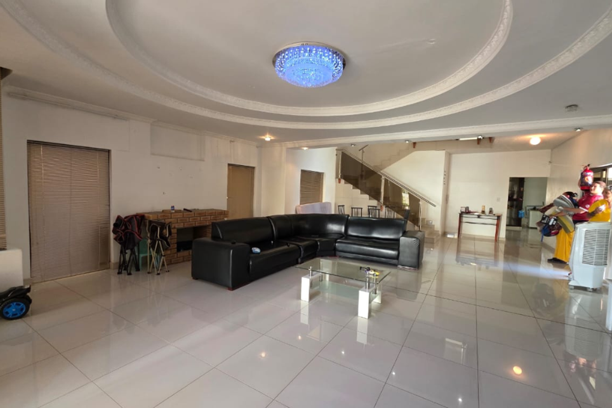 6-Bedroom House For Sale | Cimbebasia - Photo 4