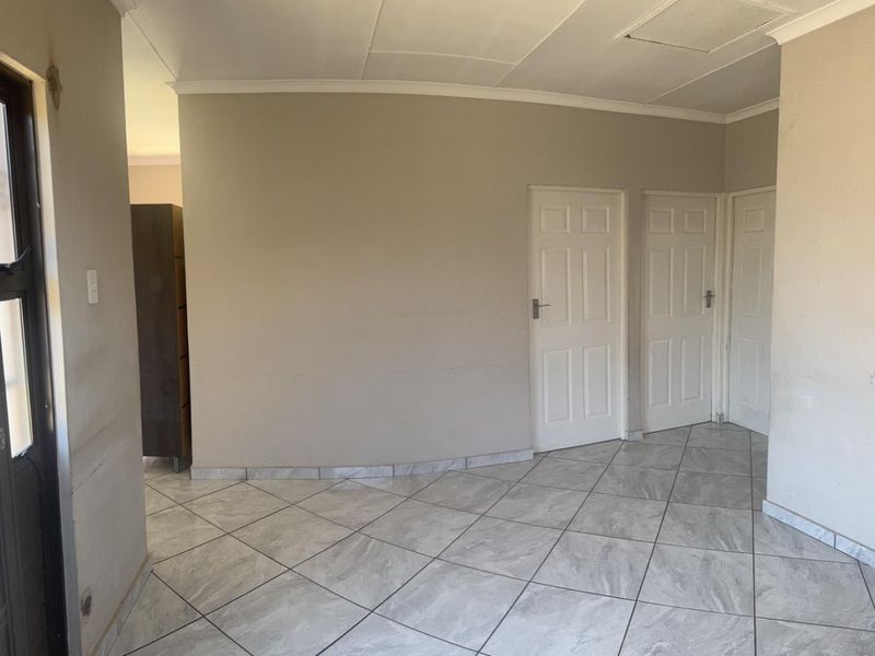 Property For Sale in Queenstown - Photo 6