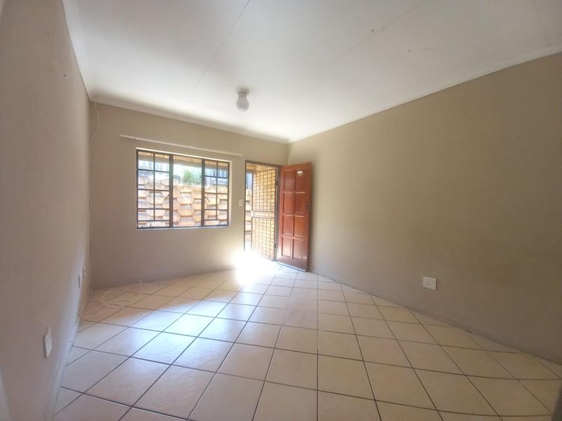 Charming 2-Bedroom Home - Photo 4