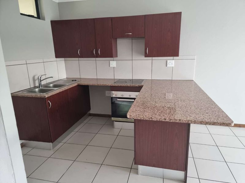 2 Bedroom 2 bathrooms modern Apartment in beautiful Golf Estate for sale R780 000 - Photo 4