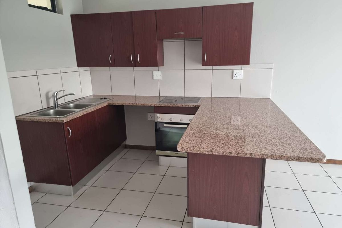 2 Bedroom 2 bathrooms modern Apartment in beautiful Golf Estate for sale R780 000 - Photo 4