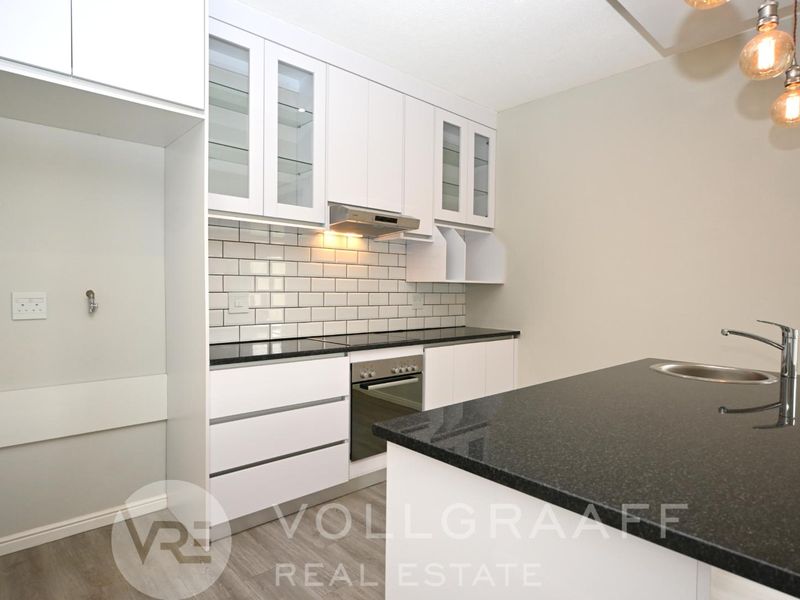 Modern Upmarket Townhouse to Rent - 1 August 2026 - Photo 4