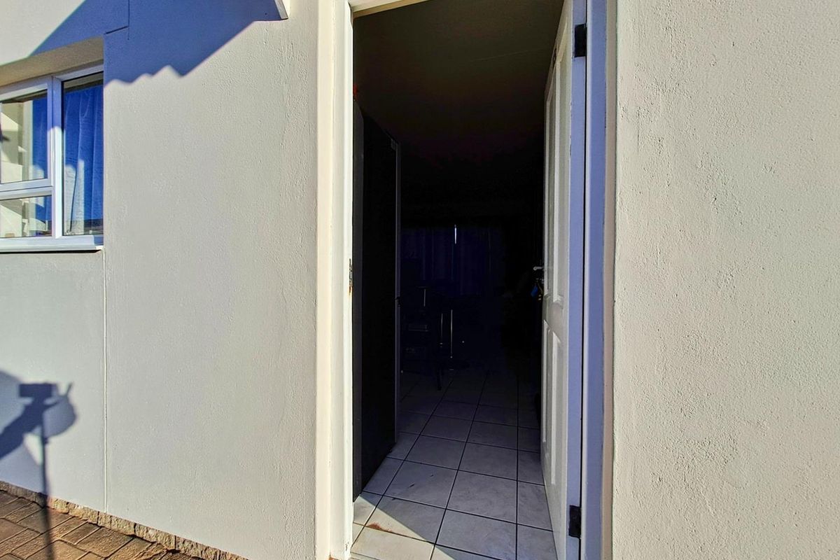 Meersig, Walvis Bay:  2 Bedr Townhouse with large garden is for Sale - Photo 3