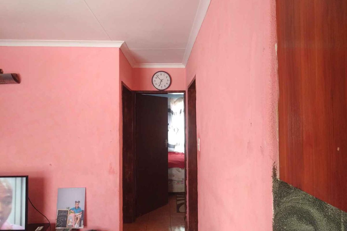 2 bedrooms house for sale in Soshanguve VV - Photo 4