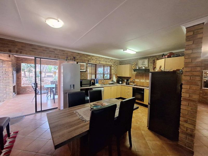 Immaculate Fully Furnished Property with Game Drive Vehicle Included - Photo 5