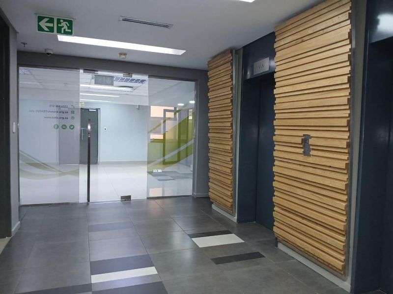 Prestigious 5th-Floor Commercial Space in The Anchor Building – Panoramic Views, Elevated Corporate Image & Premium Business Positioning Rental: R112 per m2 | - Photo 4