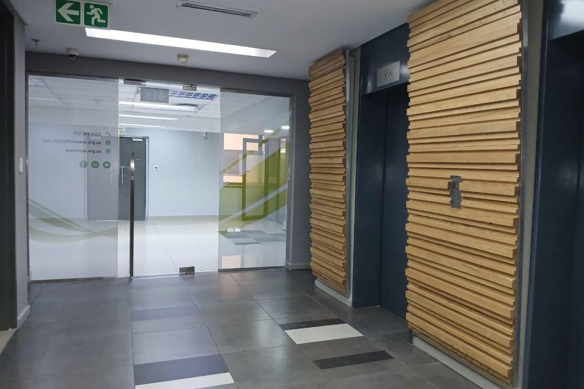 Prestigious 5th-Floor Commercial Space in The Anchor Building – Panoramic Views, Elevated Corporate Image & Premium Business Positioning Rental: R112 per m2 | - Photo 4