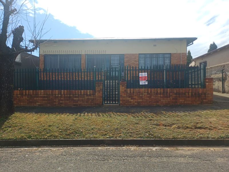 A Bargain for a family home or as an Investment property!!! Act now!!! - Photo 1