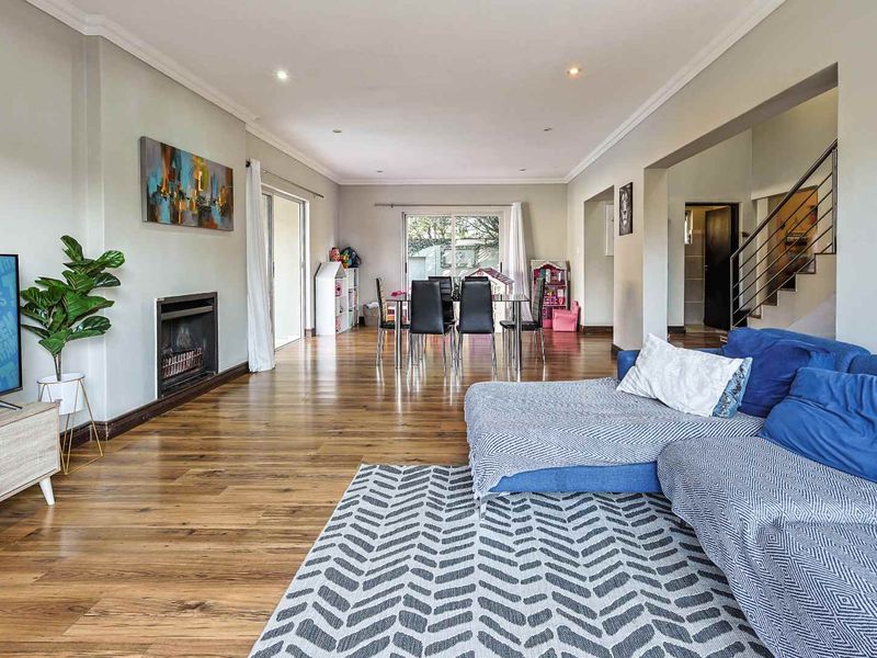 Spacious 4-Bedroom Family Home with Pool, Entertainment Patio & Pet-Friendly Garden - Photo 3