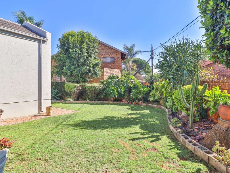 BEAUTIFUL 3 BEDROOM 2 BATHROOM DUET WITH OUTDOOR ENCLOSED ENTERTAINMENT - Photo 8