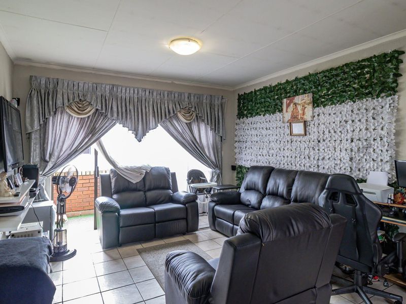 Modern 2-Bedroom @ Bathroom Apartment in Established Face Brick Complex - Photo 6