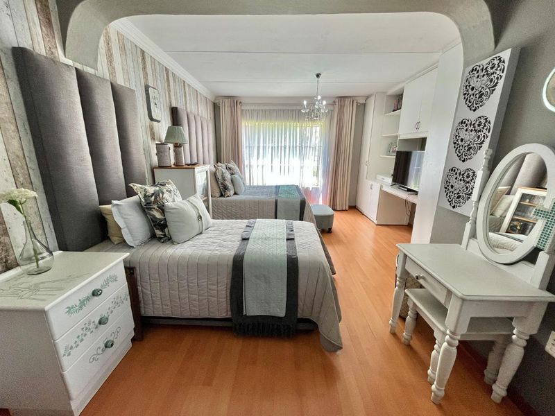 Entertainment Ready: Open-Plan Living & Stunning Outdoor Spaces - Photo 6