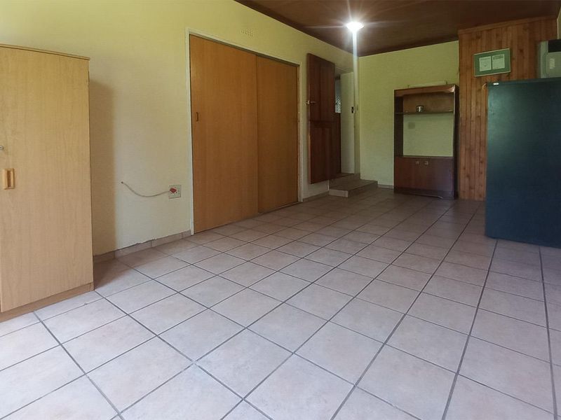 Fully Off-the-Grid Spacious 3/4-Bedroom Family Home in Secure Boomed-Off Area in Edleen - Photo 7