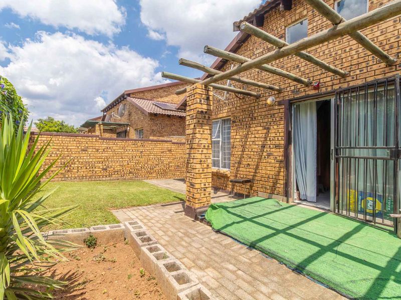 Serenity, Security, and Style in One Perfect Package. Pet-Friendly Oasis with Private Garden Awaits - Photo 3