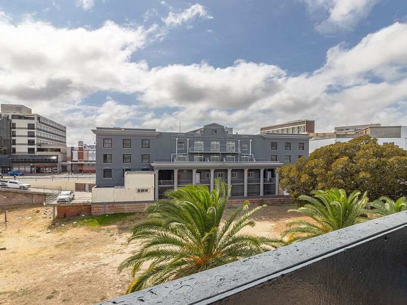 Neat Duplex Apartment with Balcony - Photo 8