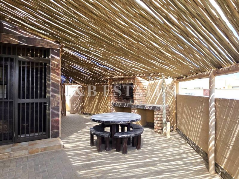 4 Bedroom House With 2 Bedroom Flat - Photo 6