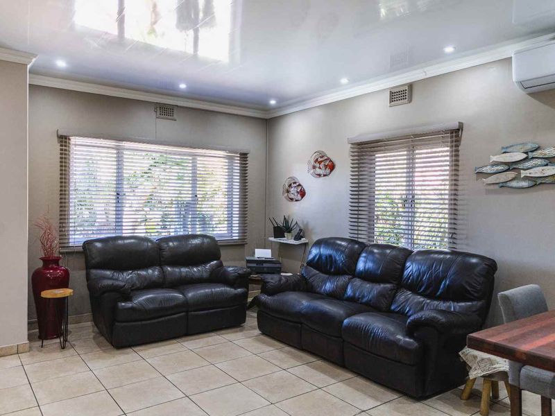 Beautiful 3-Bedroom Home with 2 Garden Cottages in Prime Escombe Location - Photo 7