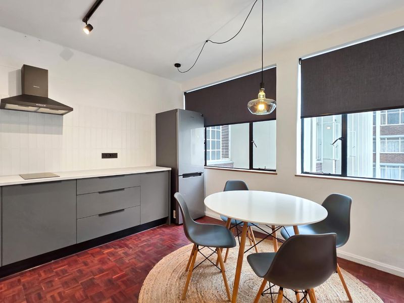 Chic Furnished Studio in City Centre – Move In Today! - Photo 6