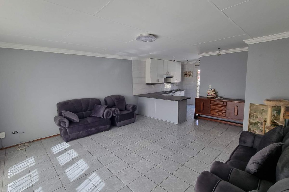 Facebrick Townhouse with Private Garden for Sale - Photo 3