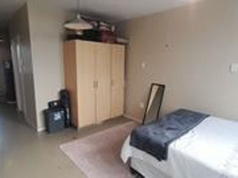 Prime Berea Bachelor Pad: Comfort & Convenience Await - Photo 7