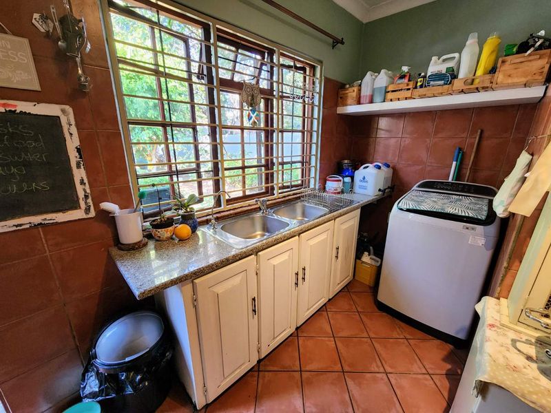Charming Riviera Classic with Large Established Garden - Photo 7