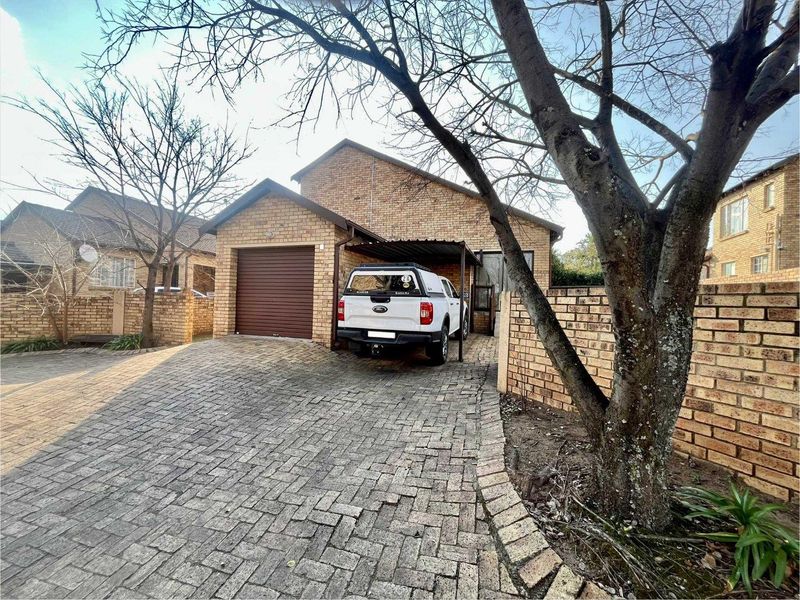 Beautiful 2-Bedroom Duplex with Generous Yard in Rooihuiskraal North - Photo 4