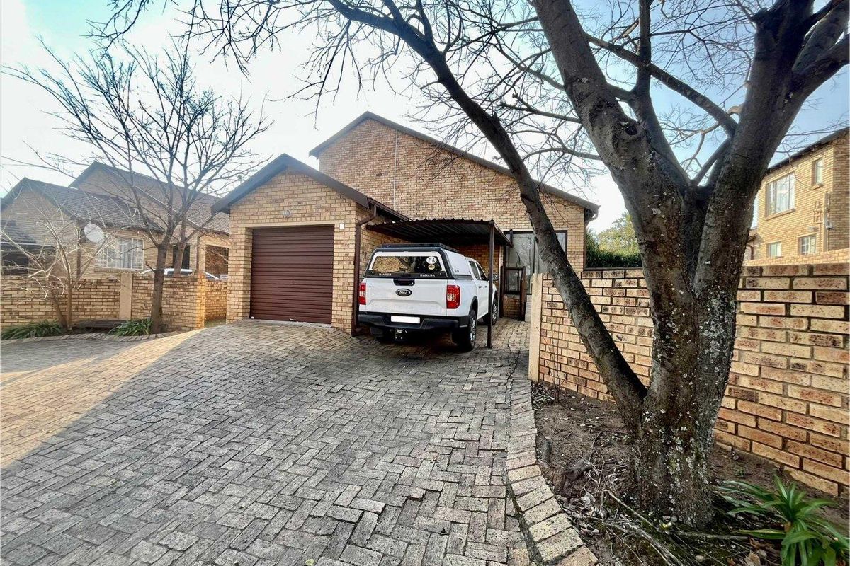 Beautiful 2-Bedroom Duplex with Generous Yard in Rooihuiskraal North - Photo 4