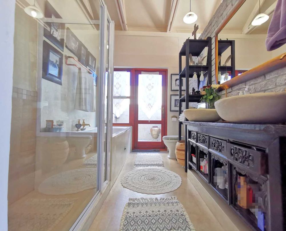 MAIN BEDROOM FULL EN-SUITE 