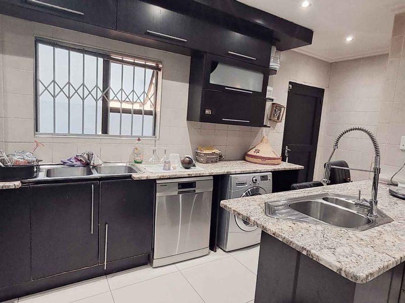 A beautiful dream home in a sought after neighbourhood:RELOCATION SALE - Photo 7