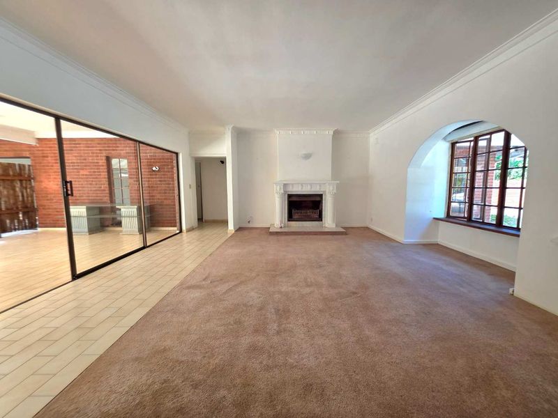 Prime Position Property + 2 Flatlets = Exceptional Value - Photo 5