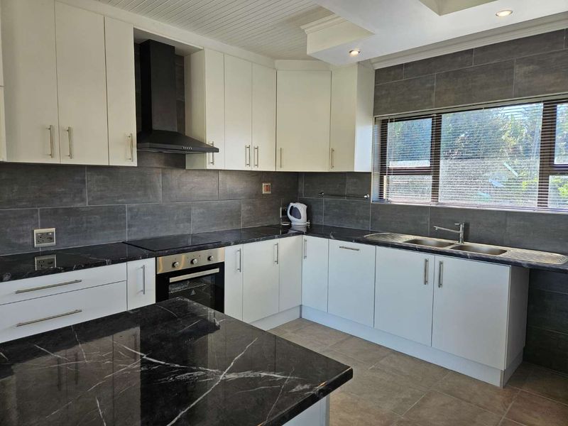 Modern 3 Bedroom home to let overlooking Sundays River - Photo 7