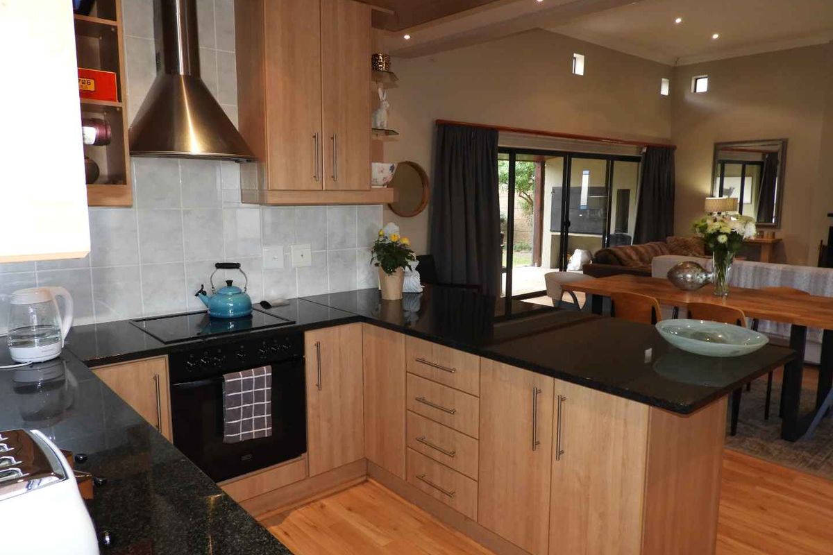 Beautiful corner home in Atlantic Links Estate, Melkbosstrand - Photo 3