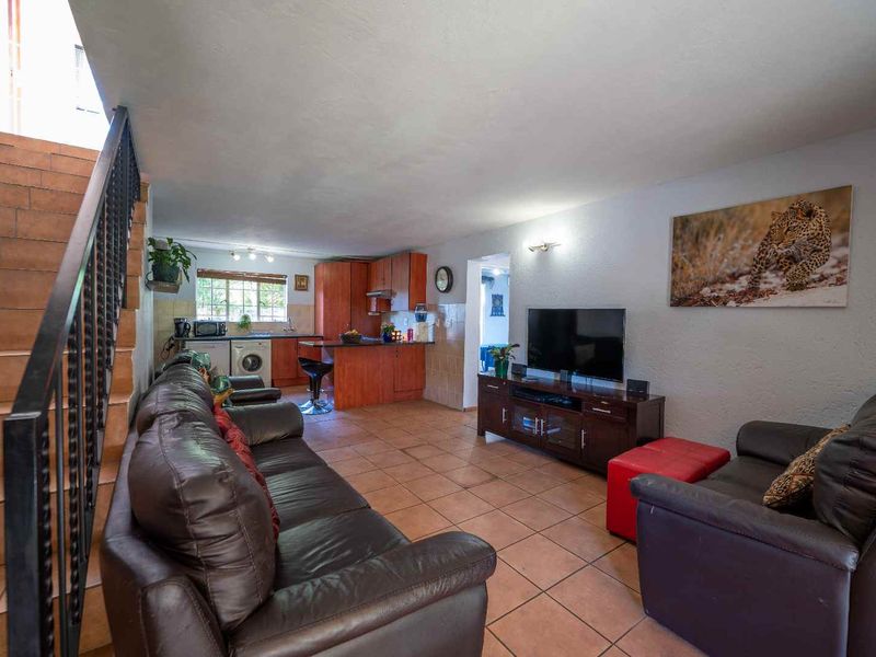 Spacious 4-Bedroom Cluster in Sought-After Complex – Excellent Location, Great Potential! - Photo 8