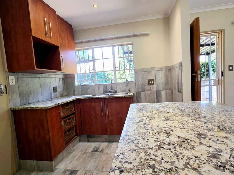 SPACIOUS 3 BEDROOM TOWNHOUSE IN DOORNPOORT - Photo 10