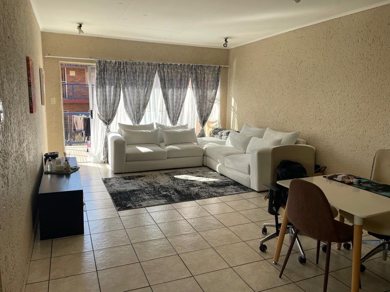 Beautiful 2 Bedroom Apartment for Sale - Photo 2