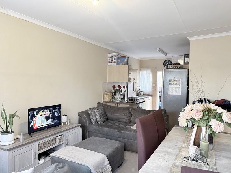 SPACIOUS TOWNHOUSE - Photo 2