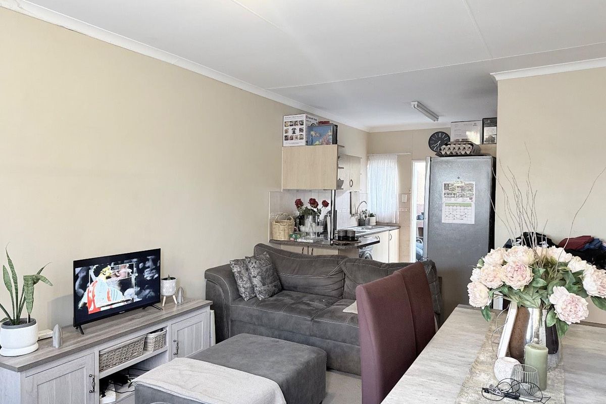 SPACIOUS TOWNHOUSE - Photo 2