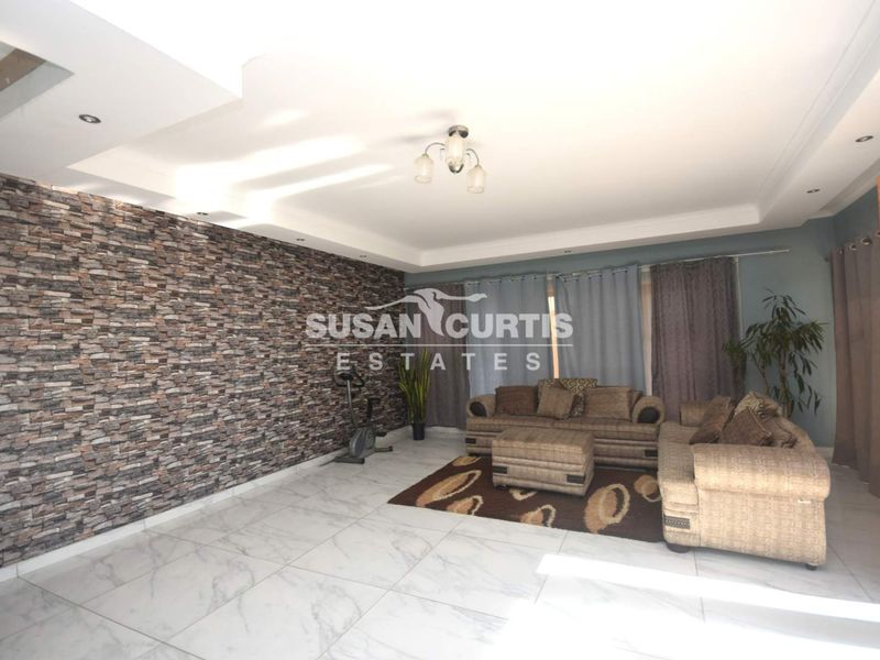 Live & Earn: 3 Bedroom Main House Plus 3 Private Flats - Photo 4