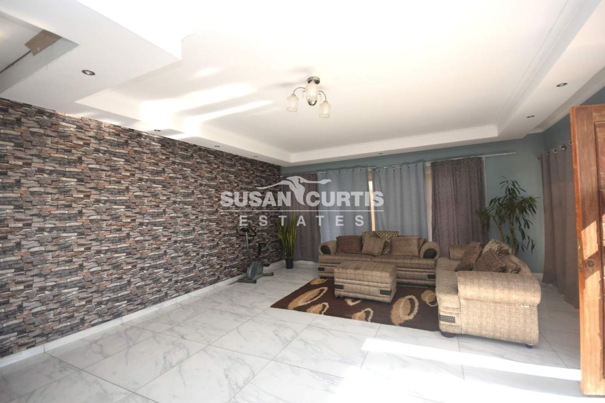 Live & Earn: 3 Bedroom Main House Plus 3 Private Flats - Photo 4