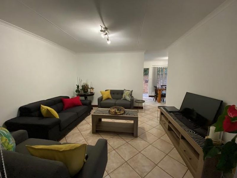 2 Bedroom Townhouse – Standalone Simplex with Exceptional Layout - Photo 2