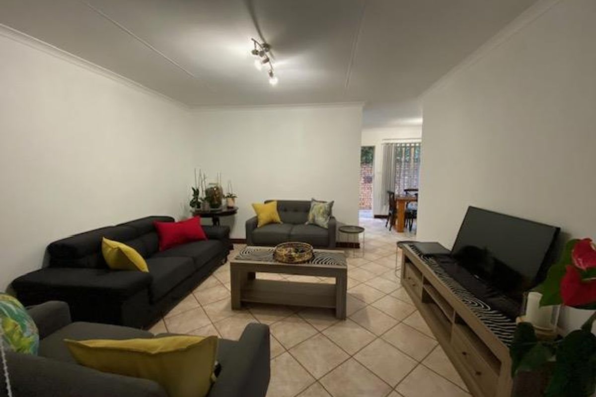 2 Bedroom Townhouse – Standalone Simplex with Exceptional Layout - Photo 2