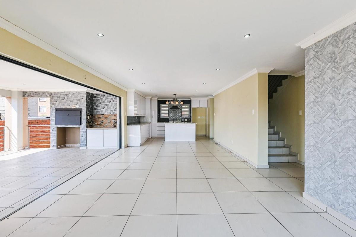 Luxurious Family Living Awaits in a secure estate in the heart of Olympus, Pretoria East - Photo 5